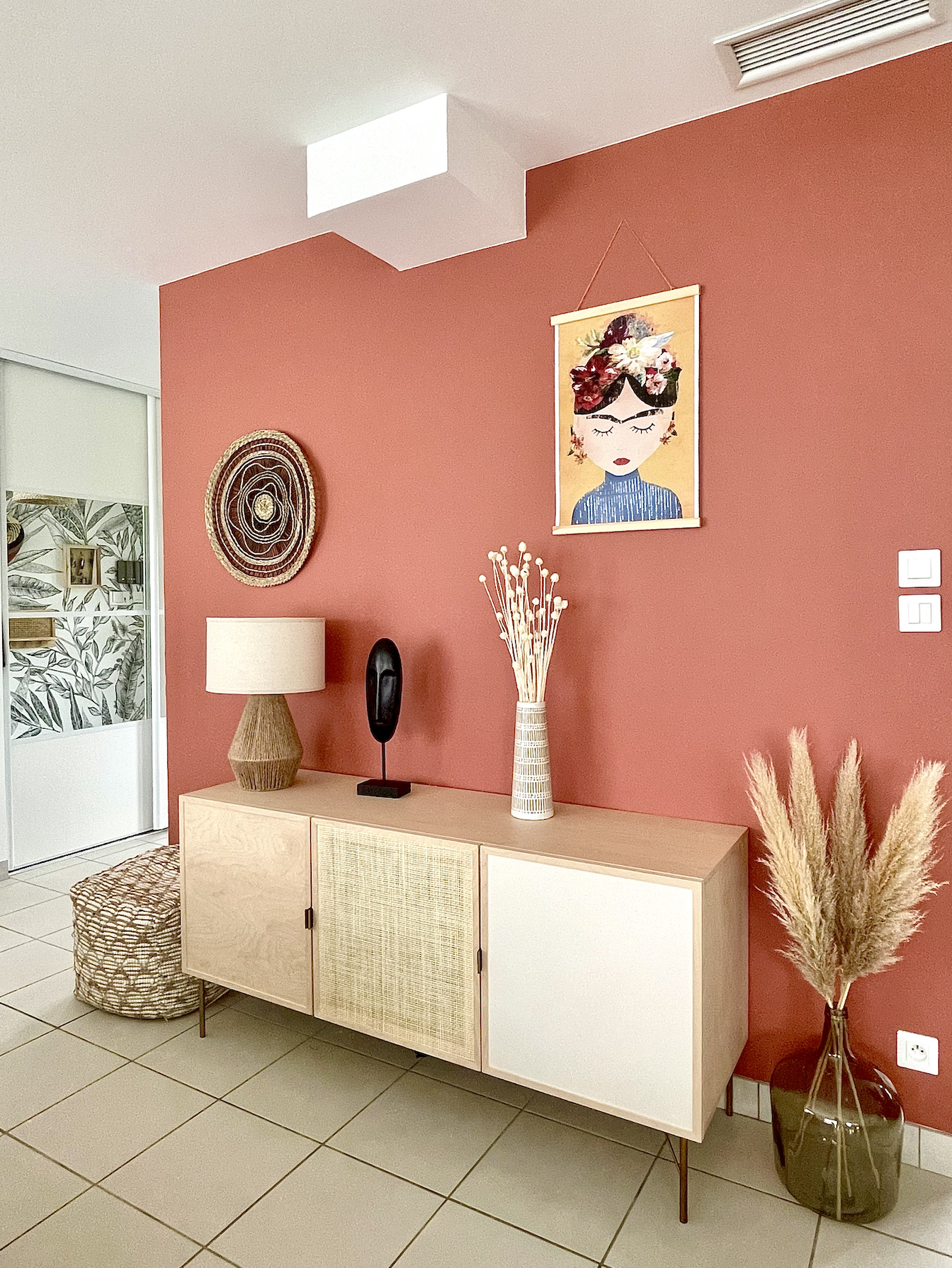 Aménagement d’une maison entre Bordeaux et Arcachon avec mur terracotta et meuble en bois