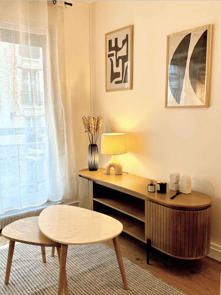 Salon parisien avec meuble bas en bois et tables gigognes