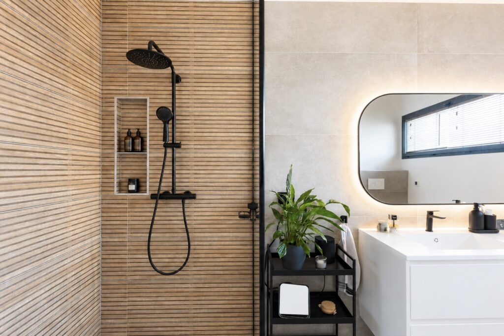 Douche aménagée dans une maison neuve au Plessis-Trévise