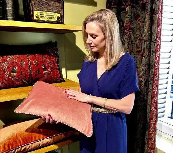 Cécile Ribeiro, fondatrice de Vila Bahia, sélectionnant un coussin décoratif